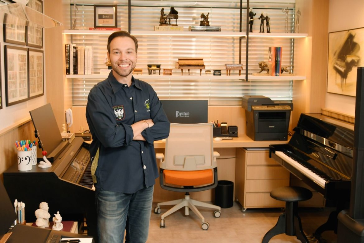 Aula de música piano pela internet em casa. estudar online